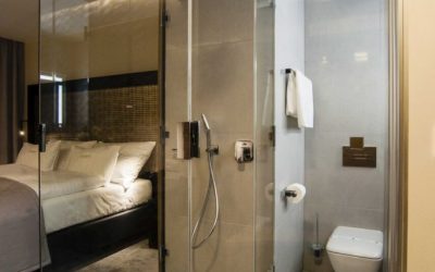 PREMIUM hotel vybaven podlahovými žlaby UNIDRAIN® a skleněnými zástěnami UNIQ